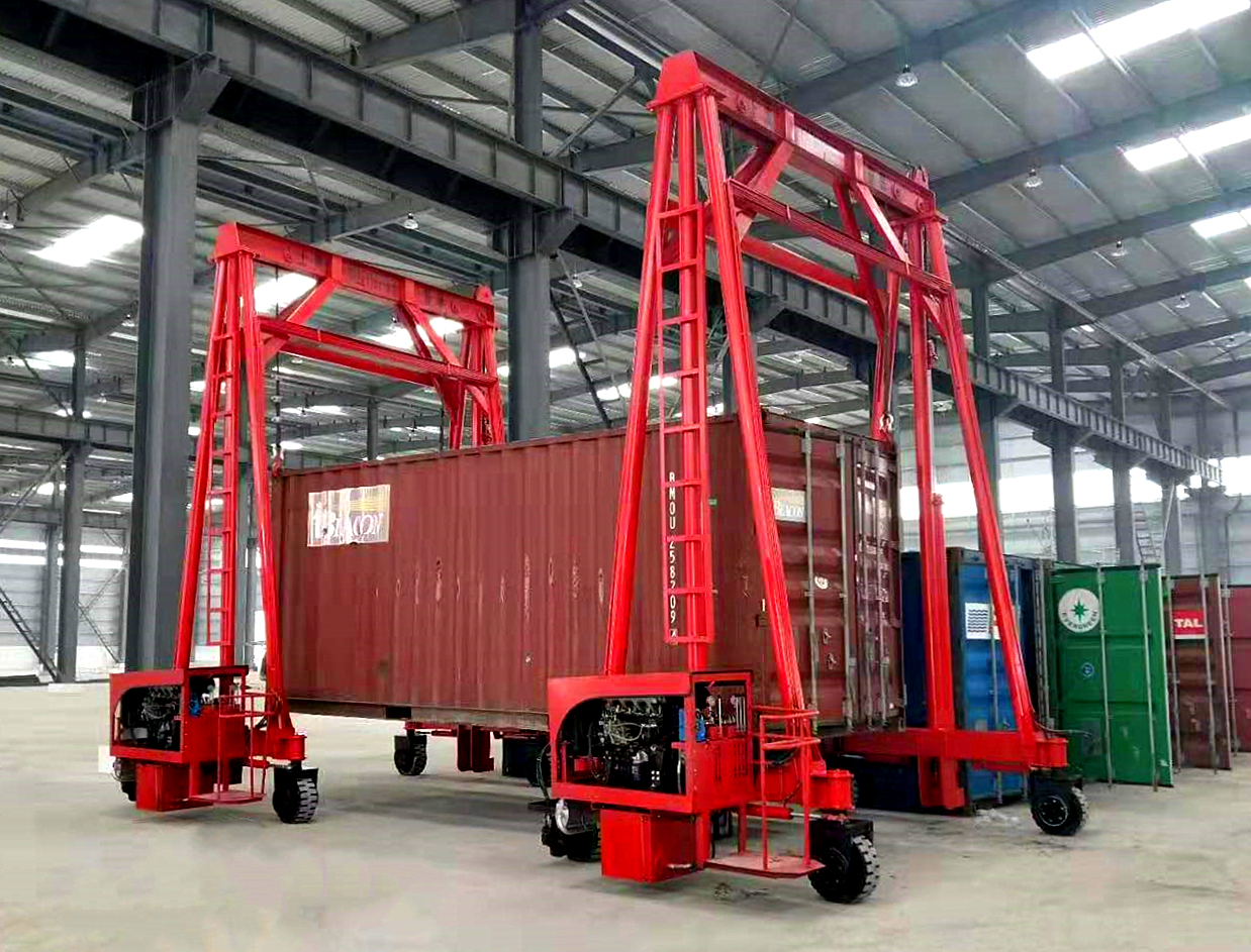 門(mén)架移動(dòng)式集裝箱吊車(chē).jpg 門(mén)架移動(dòng)式集裝箱吊車(chē).jpg