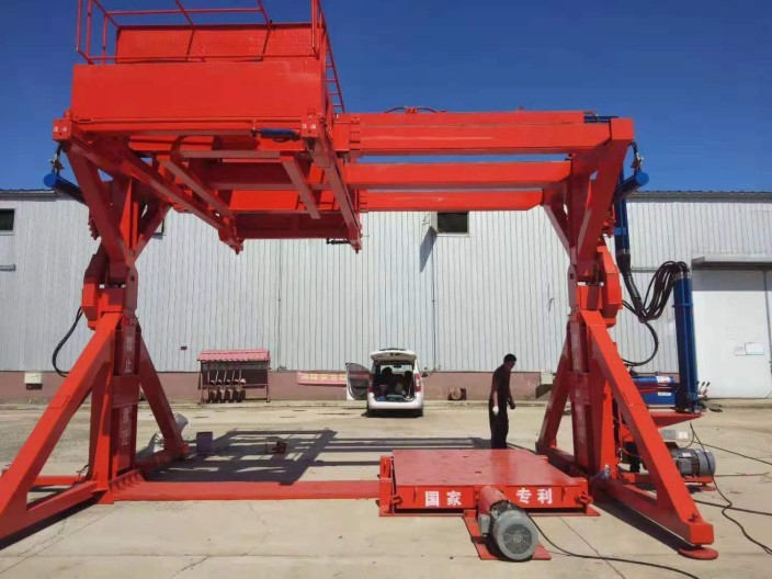 集裝箱翻轉(zhuǎn)機(jī) 集裝箱翻轉(zhuǎn)機(jī)